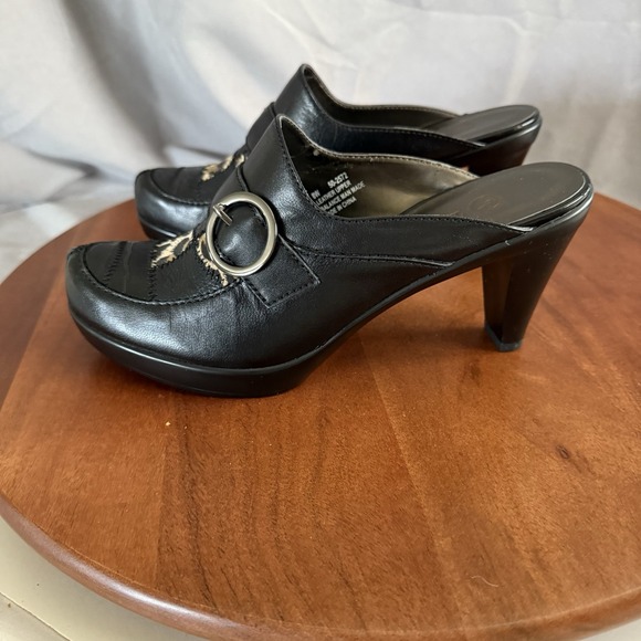 Bella Vita Black Leather Leopard Print Embossed Retro Mules Clogs Women Size 8W - Picture 2 of 13